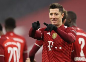 El ranking de los 100 mejores futbolistas del mundo, el polaco Robert Lewandowski es primero y Messi en el segundo lugar