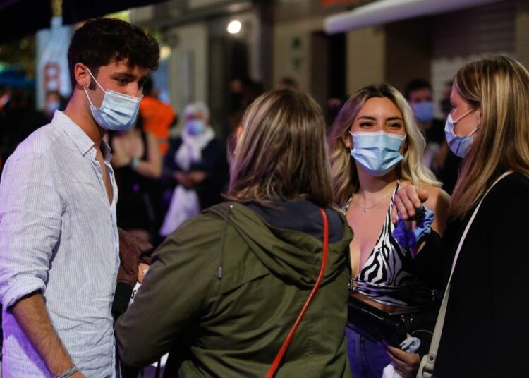 España regresa al uso obligatorio de la mascarilla en exteriores tras registrar récords diarios de contagios por la variante ómicron
