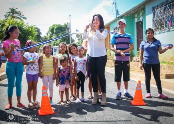Gobierno y oenegés habilitan calles en comunidades de Ahuachapán