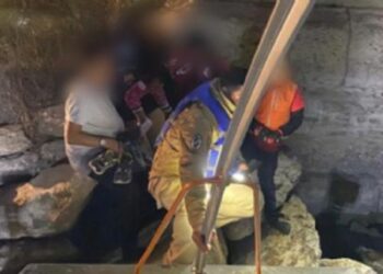 Autoridades mexicanas rescatan a dos mujeres y tres menores hondureños atrapados en el Río Bravo rumbo a EE.UU.