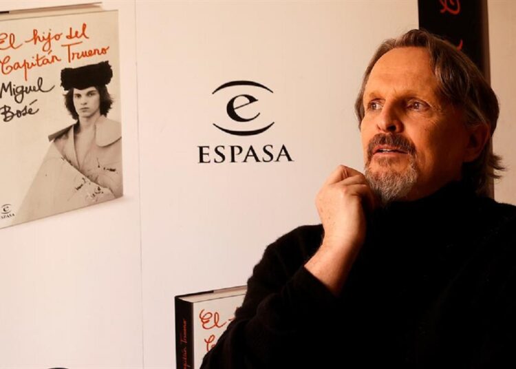 Bosé revela sus secretos más íntimos hoy en la FIL de Guadalajara con su libro “El hijo del Capitán Trueno”
