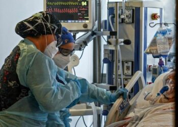 Un paciente con ómicron fallece en Reino Unido, el primer caso de muerte por esta variante del coronavirus en el mundo