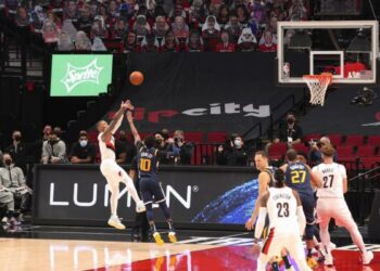 La NBA puso una fecha límite para que los jugadores se apliquen su dosis de refuerzo contra el COVID-19