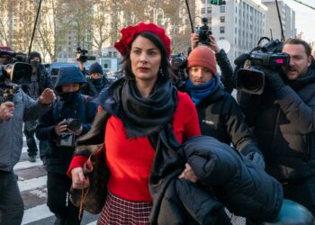 Una de las víctimas de Jeffrey Epstein y Ghislaine Maxwell dijo es su testimonio que sufrió violaciones, golpizas y tortura psicológica