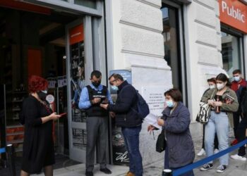 Crecen las restricciones a nivel mundial por el avance de Ómicron y aumenta la presión sobre los no vacunados