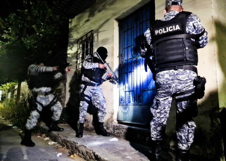 PNC y FGR ejecutan amplio operativo para desmantelar estructura de la MS-13 en La Libertad