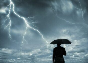 (VIDEO) Un hombre sobrevive al impacto de un rayo gracias a su paraguas