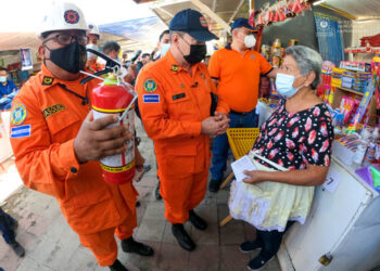 Autoridades verifican medidas de seguridad en los puestos de ventas de productos pirotécnicos