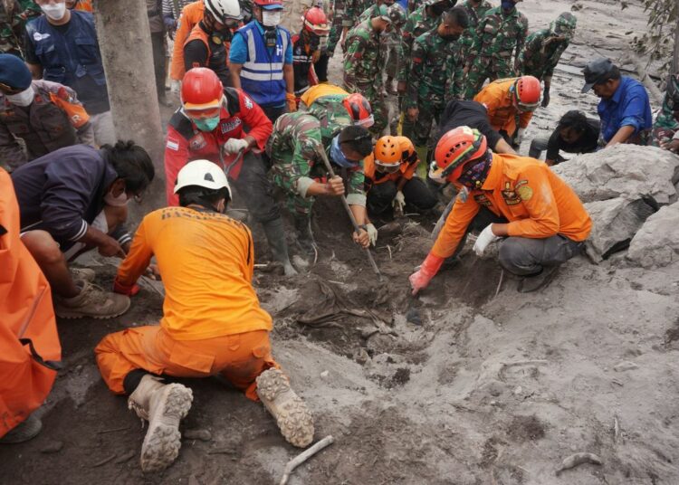 Subió a 34 el número de muertos por la erupción del volcán Semeru en Indonesia