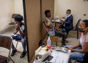 Caen bruscamente los casos de COVID-19 en Sudáfrica, Noruega y Dinamarca