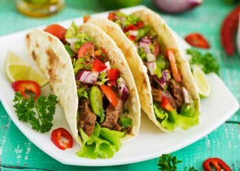 (VIDEO) Un joven alemán llora al probar por primera vez unos tacos mexicanos