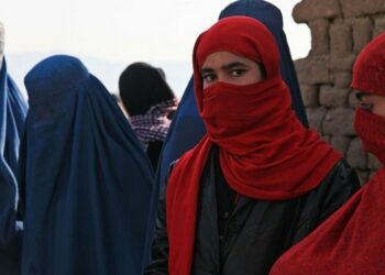 Los talibanes prohibieron a las mujeres viajar más de 70 kilómetros sin la compañía de un hombre de su familia