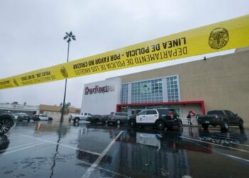 (IMÁGENES FUERTES ) Un policía mató a un atacante y por accidente a una niña chilena escondida en un probador de ropa de un centro comercial en Los Angeles