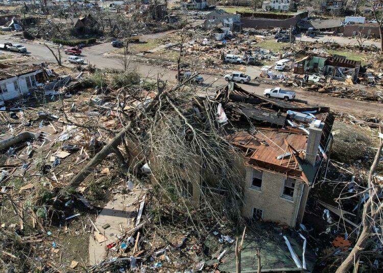 El gobernador de Kentucky confirmó que la cifra provisional de muertes por el tornado es de 64, menor a la informada previamente