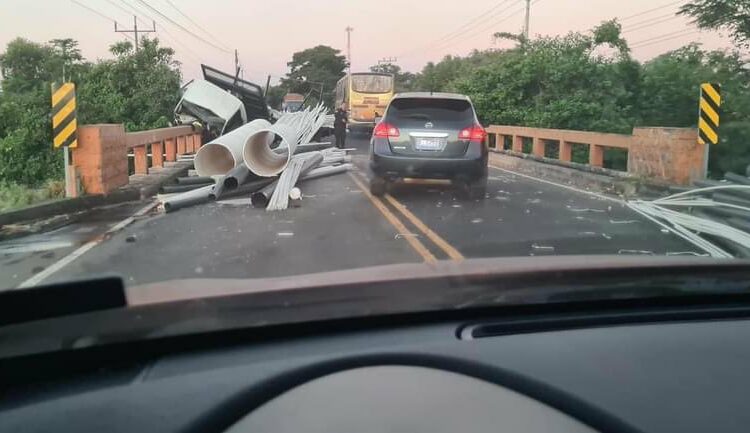 Camión se accidenta y deja caer carga de tubos sobre carretera Litoral
