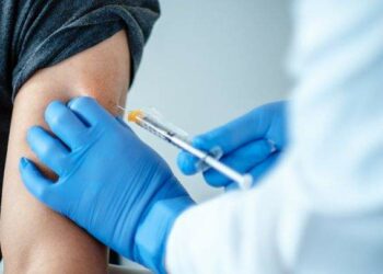 Tercera dosis de vacuna de AstraZeneca es efectiva contra ómicron