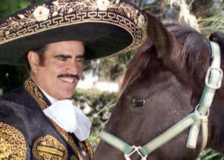 Quién descubrió a Vicente Fernández que pasó de vender leche a integrarse a un mariachi