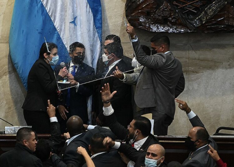 Congreso de Honduras inicia labores entre golpes y gritos