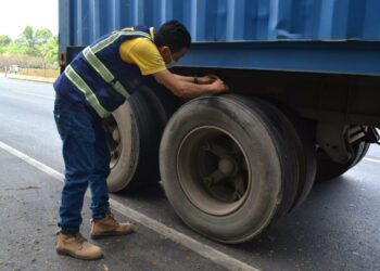 Sancionan a conductor de una rastra por circular con las llantas lisas