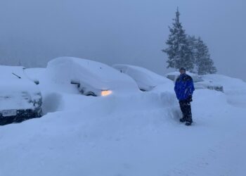 Al menos 5 muertos, apagones y miles de vuelos cancelados: la primera gran nevada de 2022 azota EE.UU.