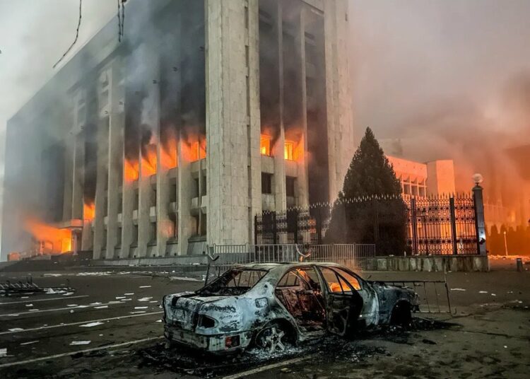 Rusia y aliados despliegan tropas para sofocar disturbios en Kazajistán