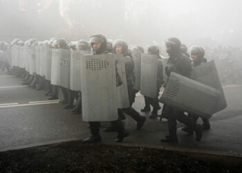 El presidente de Kazajistán ordena abrir fuego sin previo aviso para detener manifestaciones