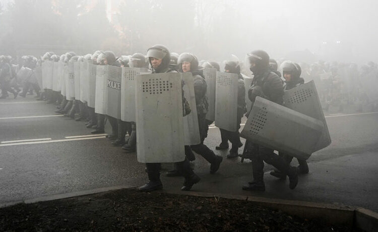 El presidente de Kazajistán ordena abrir fuego sin previo aviso para detener manifestaciones