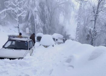 Al menos 21 personas murieron atrapadas en sus coches por una inusual tormenta de nieve en Pakistán