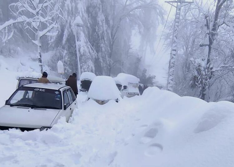 Al menos 21 personas murieron atrapadas en sus coches por una inusual tormenta de nieve en Pakistán
