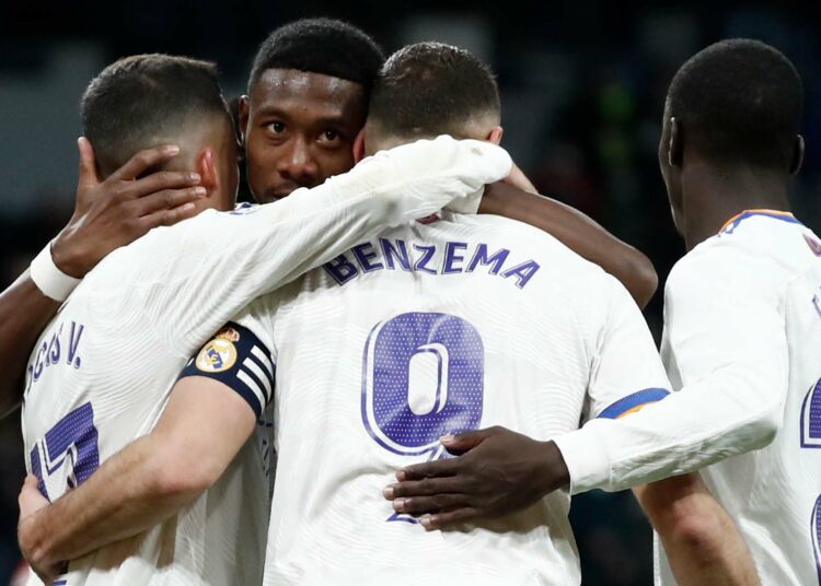 Real Madrid golea 4-1 al Valencia con dobletes de Benzema y Vinícius