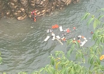 (VIDEOS) El impactante momento en el que parte de un acantilado se desprende y aplasta a tres lanchas de turistas en Brasil