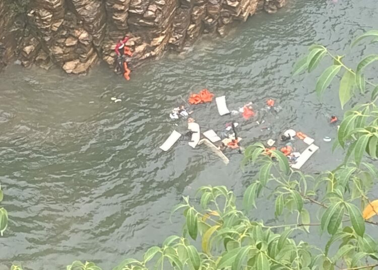 (VIDEOS) El impactante momento en el que parte de un acantilado se desprende y aplasta a tres lanchas de turistas en Brasil