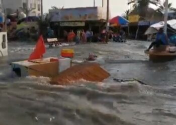 (VIDEOS) Dos personas fallecen y las calles quedan inundadas en Perú tras la erupción del volcán en Tonga
