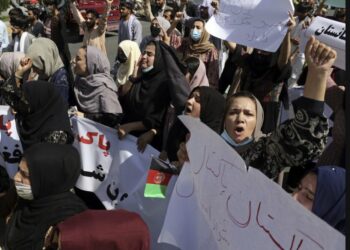 Decenas de mujeres protestan en Kabul contra los talibanes