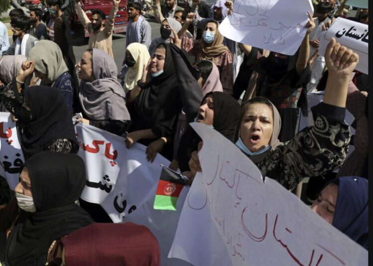 Decenas de mujeres protestan en Kabul contra los talibanes
