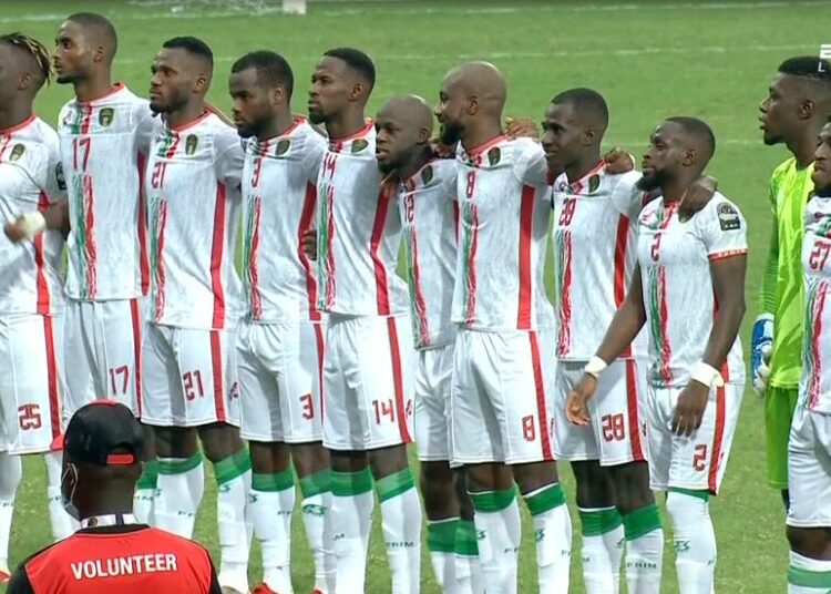 (VIDEO) Ponen 3 veces el himno equivocado a la selección de Mauritania, piden a los jugadores que lo canten a capela y el capitán se rehúsa a hacerlo