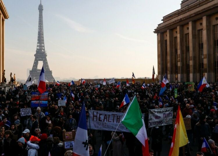 Parlamento de Francia aprueba pase de vacunas contra covid-19