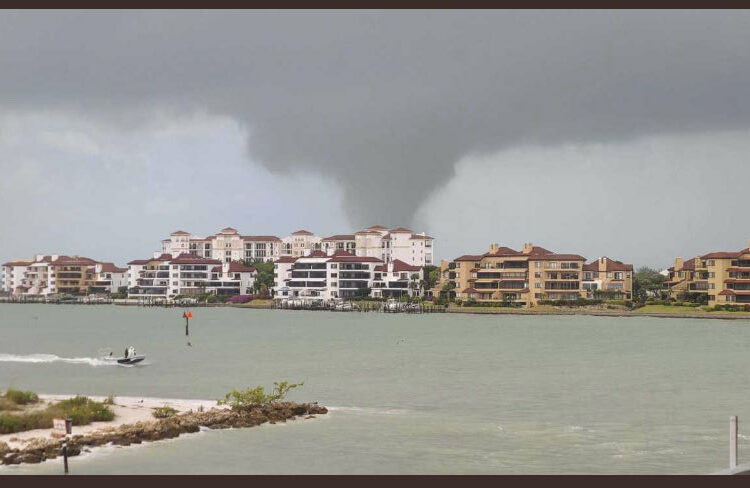 (VIDEO) Tornados destruyen decenas de casas y dejan a más de 15.000 personas sin electricidad en Florida