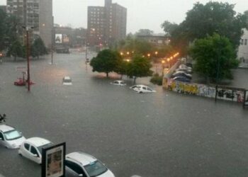Inundaciones, autos flotando y contenedores surfeando en las calles de Montevideo por las fuertes lluvias