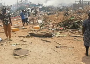 (VIDEOS) Al menos 17 muertos al estallar camión con explosivos en Ghana