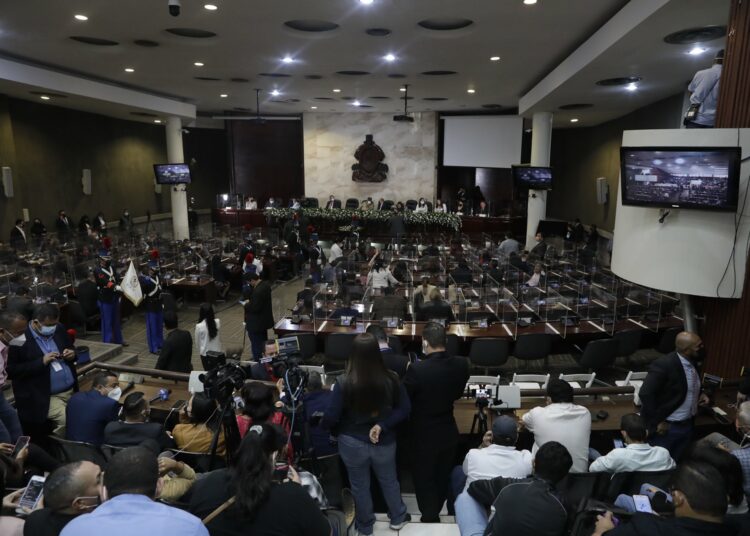 El Congreso de Honduras se instala con dos sesiones paralelas que agudizan el conflicto político en víspera de la asunción de Xiomara Castro