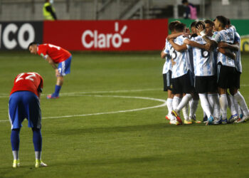 Lautaro Martínez aprovechó error de Claudio Bravo y Argentina derrotó a Chile 1-2
