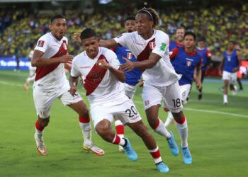 Perú derrotó a Colombia por la mínima y se plantó en zona de clasificación