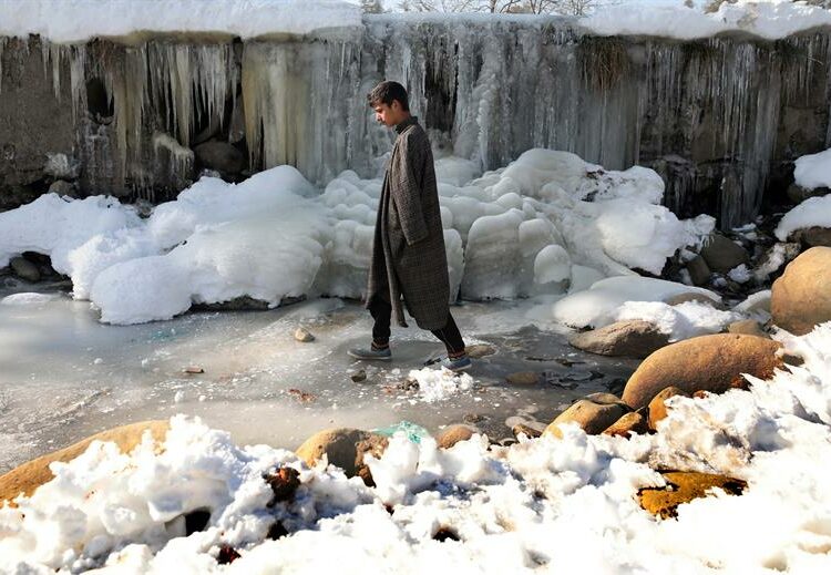 Una inusual ola de frío en Nueva Delhi golpea a los sin techo y causa más de 150 muertos en los últimos días