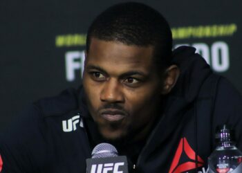 (VIDEO) El luchador de la UFC, Kevin Holland, invita a una pelea a un «trol» que lo desafió en las redes, paga su pasaje y lo ‘ultima’ por sumisión