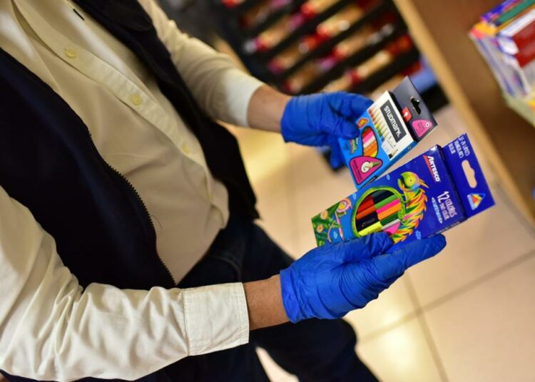 Defensoría lanza Plan Escolar 2022 para proteger el bolsillo de los salvadoreños durante las compras de útiles escolares