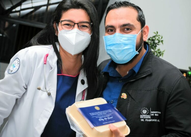 Gobierno entrega cena de fin de año a personal de primera línea