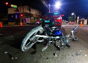 Fuerte accidente de motocicleta deja dos lesionados en San Salvador