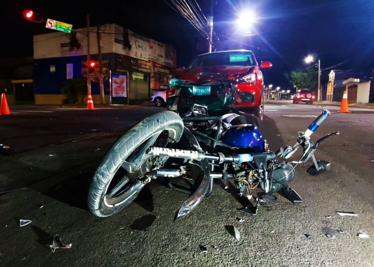 Fuerte accidente de motocicleta deja dos lesionados en San Salvador