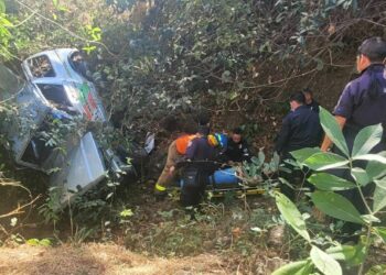 Rescatan a persona que cayó a una quebrada tras accidentarse en carretera a Morazán